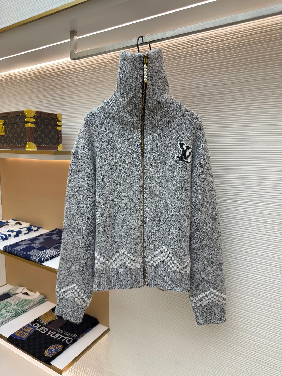 LOUIS VUITTON Nigo Series Zippered Knitted Tunic Jacket ●Authentic product: 229999 purchase and development ●Item number: 1680071-C10 ●Fabric: wool fabric ●Technology: Jacquard production ●Version: fitted version ●Weight: about 1430 grams ●Size: S-M-L-XL ●Description: This tunic jacket focuses on Pharrell Williams and Nigo in 2025 A creative picture drawn together in autumn and winter. A koi carp wearing the LV logo swims on the front, and behind the cherry blossoms and Japanese text marks, Nigo’s cultural origins are revealed. Sophisticated patterns are intarsia and embroidered on a cotton-wool-blend knit that's textured as finely as if it were handmade. Beaded zip pulls add an elegant touch to the comfortable silhouette. The overall wiring is straight and delicate, the fabric is comfortable and soft, and the color is consistent without color difference. It can be matched with the same style to create a fashionable look and control various occasions. Customized accessories, complete with three standards, same style for men and women!